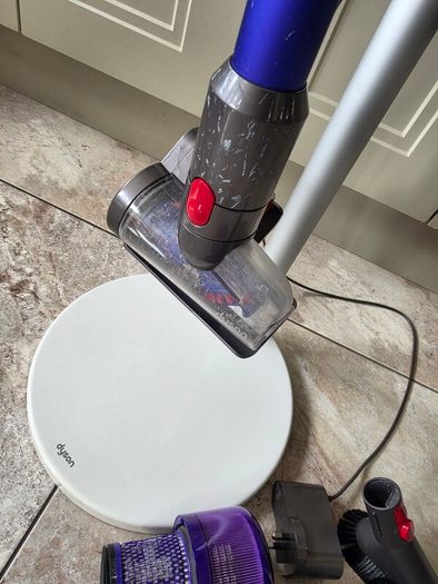 Dyson V11 Absolute Cordless Vacuum + Freestanding Dok Stand, Extra Filters & Spare Motor