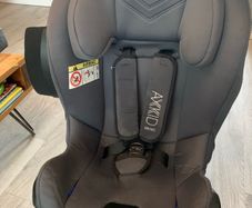 Axkid Move Rear facing car seat
