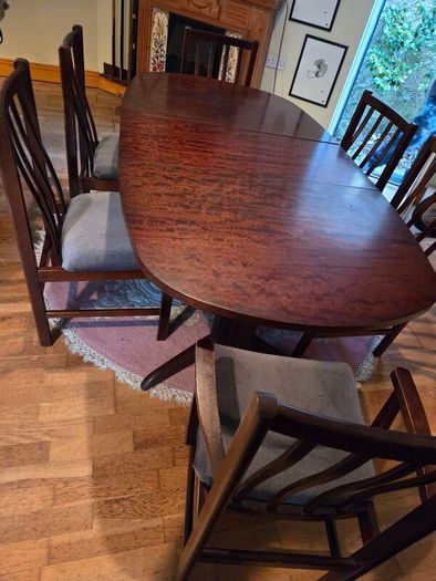 Mahogony Dining room table and 6 chairs