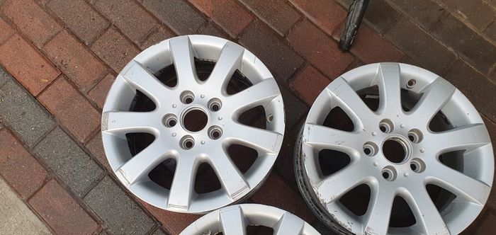 Genuine VW 15 inch alloys with new centre caps