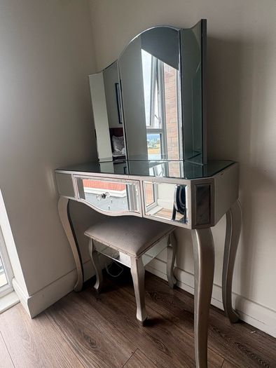 mirrored vanity table