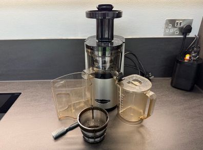 Omega VSJ843 Slow Juicer, Silver, Lightly Used, 2 Screens + All Accessories