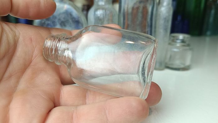 495 - Set of 6 Vintage Clear Glass Screw Cork Top Collectible Decorative Bottles and Jars