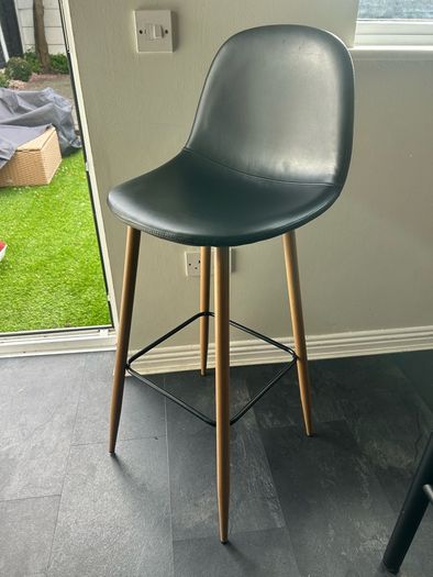 High Bar Table - 4x Leather Stools