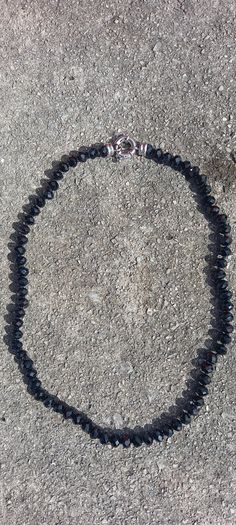 Vintage jewelry is sold individually for 5 to 10 euros