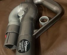 Dyson quick-release handle