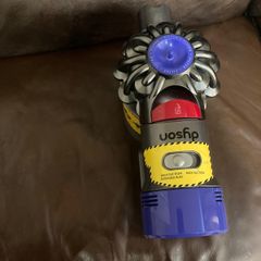 Dyson V8