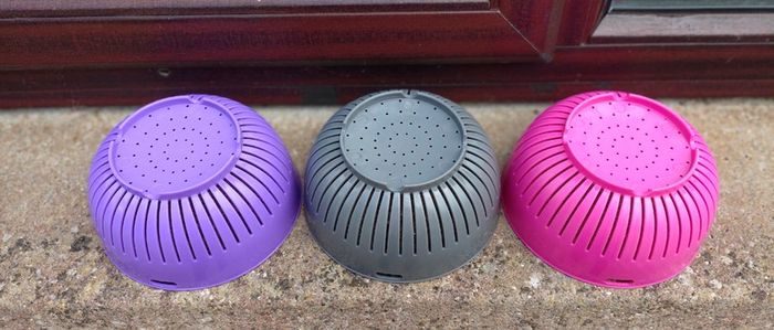 4 Small Coloured Bowls & 3 Colanders.