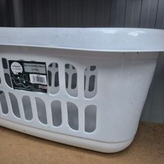 Laundry Basket & Pegs