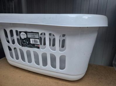 Laundry Basket & Pegs