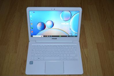 Asus Zenbook UX305C Laptop with QHD+ Display + Microsoft Office