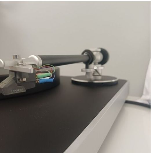 Hi End Audiophile Quality Clearaudio Concept Turntable With a top Verify tonearm upgrade, absolutely Pristine like New boxed Stunning