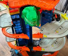 Hot wheels ultimate dino garage
