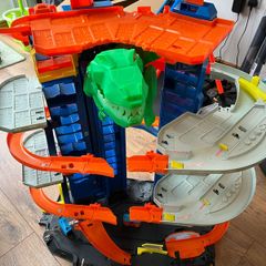 Hot wheels ultimate dino garage