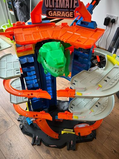 Hot wheels ultimate dino garage