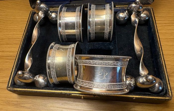 Antique Cased EPNS Silver Plate Napkin Rings & Knife Rests Set