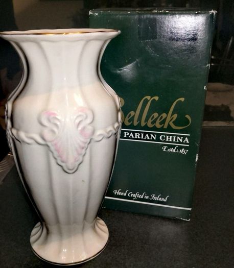 Beautiful Belleek Georgian Shell 9 "vase in box