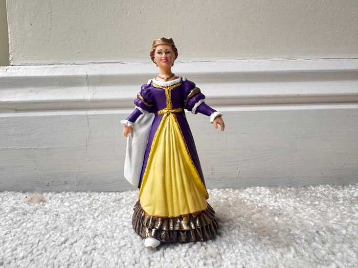 2002 Papo Medieval Attire Queen Approx. 9 cm. Damaged Nose Used Please see photos