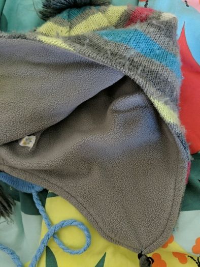 2 warm hats 0-6m
