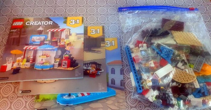 Lego Creator 31077: Modular Sweet Surprise (2018) 100% Complete (NO BOX)