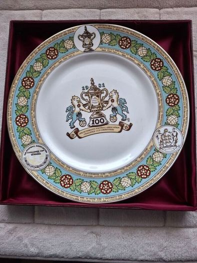 Soccer Fans A Rare !  Vintage Elizbethan Fine BONE China Plate 10.5 ins  100th  Football Final Manchester City  v Tottenham  Hotspur  9th May 1981 Commemorative Lpate Programmes lunches Banquet Details  TEAM winners over the years