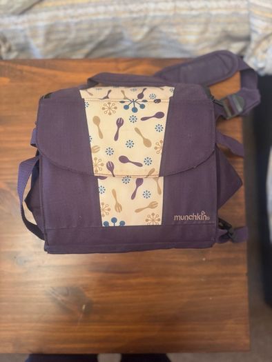 MUNCHKIN Travel Booster Seat with storage