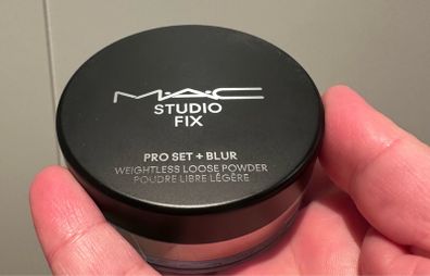 MAC loose powder shade light