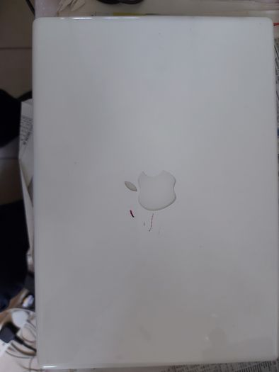 Another vinyage Apple MacBook, has an account, no Battery or charger, no 4 key missing, in very good condition otherwise