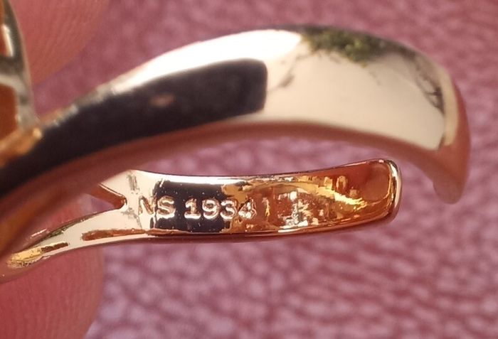 Vintage jewelry is sold individually for 5 to 10 euros