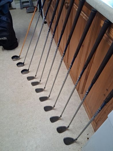 Ladies Golf Clubs.  Complete Matching Set Of Nickent Ladies Right Handed Golf Clubs in Very Good+ Condition.