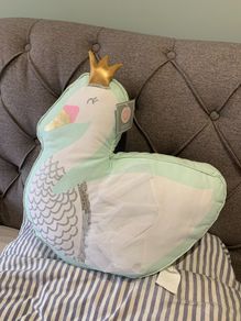 Decorative swan pillow