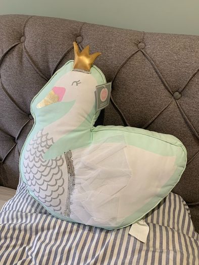Decorative swan pillow