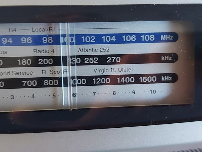 ROBERTS Classic 928, 3 Band Portable Radio with 4 FM Station Presets, Excellent condition, works perfect