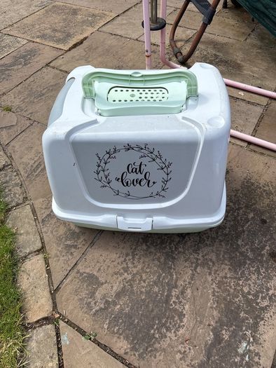 Cat litter tray with lid