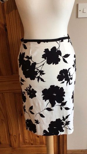 Principles Petites Ladies Black and White Cotton Blend 2 Piece skirt and Top Set 12/14  including postage
