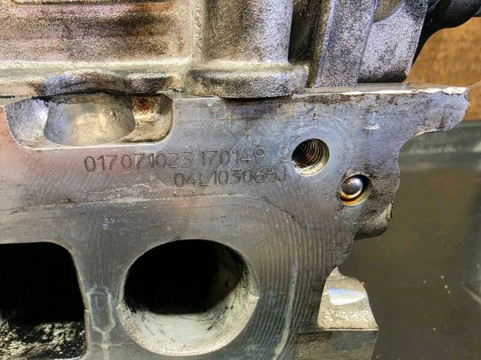 VW Crafter 2.0 TDI DAUA Cylinder Head  04L103065