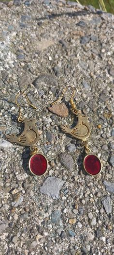 Vintage jewelry is sold individually for 5 to 10 euros