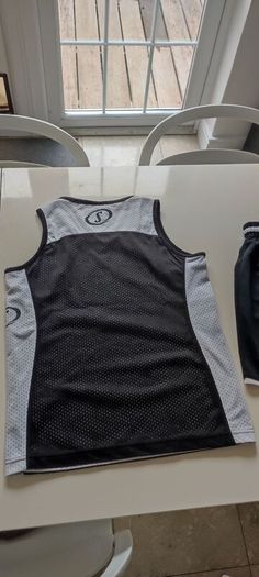 Basketball kit Spalding reversible black and white 10-11 years size 140