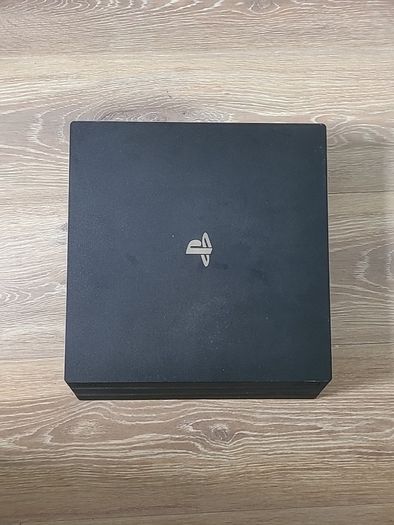 PS4 Pro 1tb + 1 Controller + Charging Dock