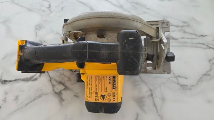 DeWalt DCS391 Cordless Circular Saw skillsaw