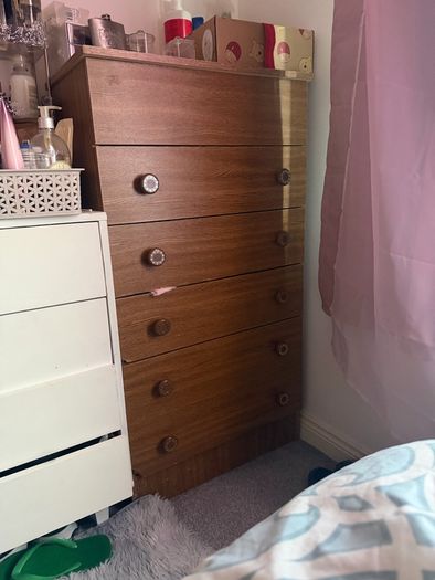 chest of drawers
