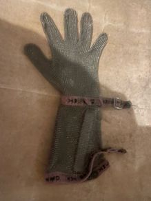 Steel mesh butchers glove