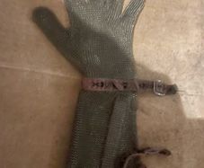 Steel mesh butchers glove