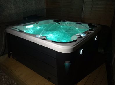 New Quality Hot Tubs - Nationwide Delivery