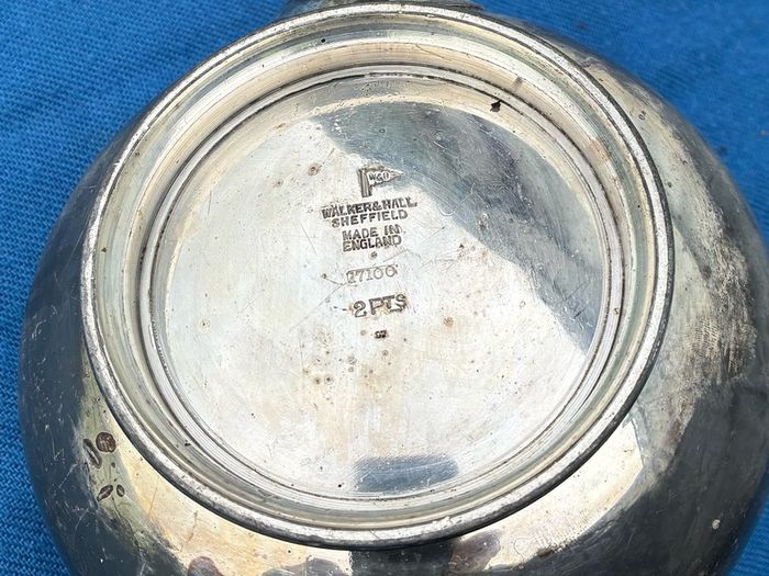 Walker and Hall Sheffield silver plated tea pot