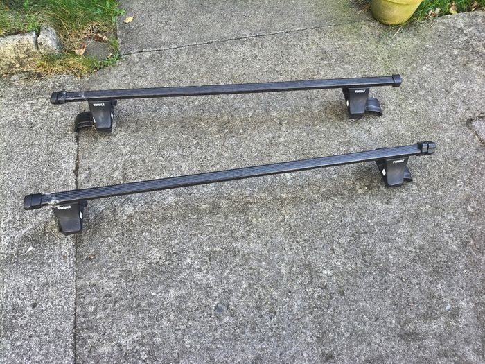 Thule roof bars / roof rack for Toyota Avensis mk2 (2003 - 2009)