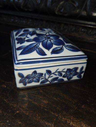 Vintage Chinese Porcelain Trinket Box with Gold Gilt Detail