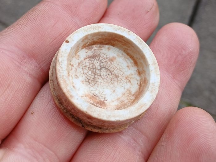 Vintage lip salve lid