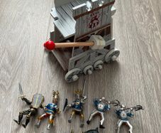 Boys Toys - Medieval Assault Tower with lots of figurines - Boys Toys - Christmas Gifts -