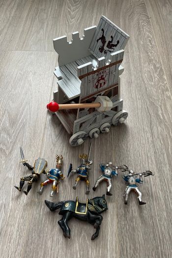 Boys Toys - Medieval Assault Tower with lots of figurines - Boys Toys - Christmas Gifts -